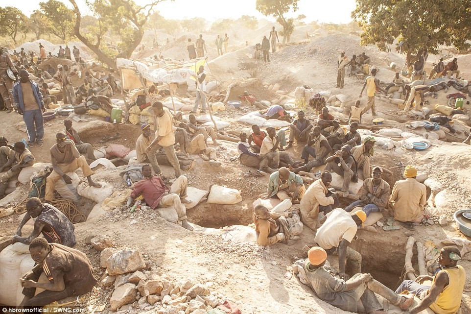Bãi khai thác vàng thủ công này ở Burkina Faso, Tây Phi, là nơi sinh sống của khoảng 10 nghìn người.