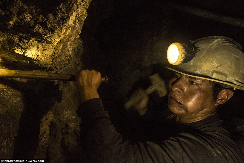 Một thợ mỏ làm việc trong mỏ bạc dưới lòng đất ở Cerro Rico, Bolivia, năm 2016.