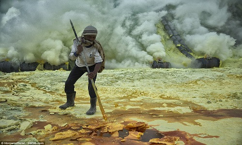 Theo Daily Mail, nhiều người thợ mỏ trên thế giới đang phải làm việc trong điều kiện vô cùng khắc nghiệt và thậm chí nguy hiểm tính mạng nhưng họ chỉ nhận được chưa tới 1 USD mỗi ngày. (Nguồn ảnh: Daily Mail)