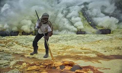 Theo Daily Mail, nhiều người thợ mỏ trên thế giới đang phải làm việc trong điều kiện vô cùng khắc nghiệt và thậm chí nguy hiểm tính mạng nhưng họ chỉ nhận được chưa tới 1 USD mỗi ngày. (Nguồn ảnh: Daily Mail)