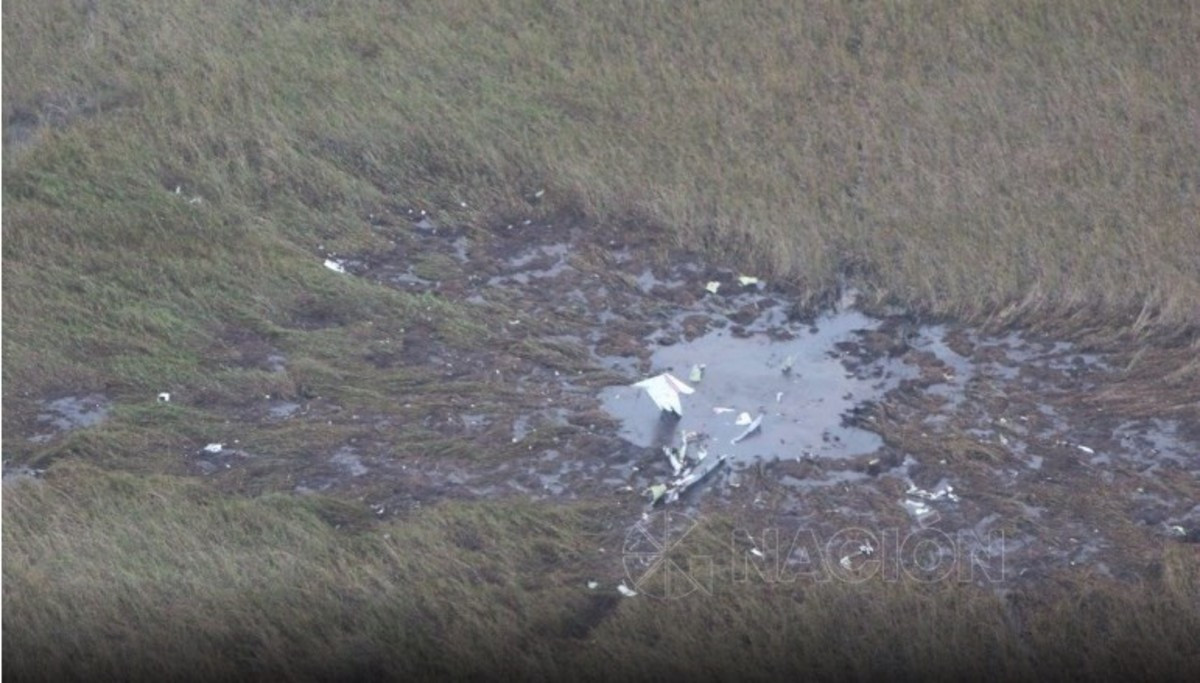 Tại hiện trường, chiếc máy bay gần như là bị phá hủy hoàn toàn sau vụ tai nạn, chỉ có thể nhìn thấy một phần đuôi máy bay, phần còn lại chìm dưới nước. Ảnh: clarin.com