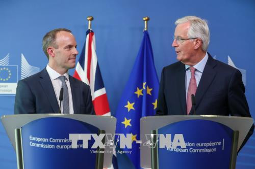 Bộ trưởng phụ trách Brexit của Anh Dominic Raab (trái) và trưởng đoàn đàm phán Brexit của EU Michel Barnier trong cuộc họp báo tại Brussels, Bỉ ngày 19/7.