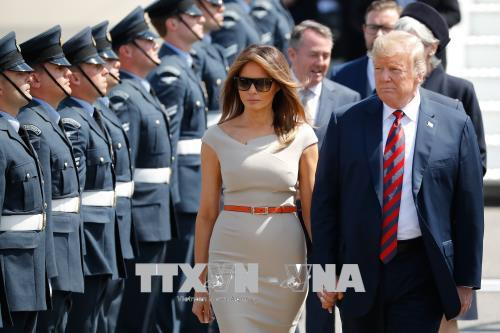 Tổng thống Mỹ Donald Trump (phải) và phu nhân Melania Trump (trái) tới sân bay Stansted ở phía bắc thủ đô London, Anh, ngày 12/7.