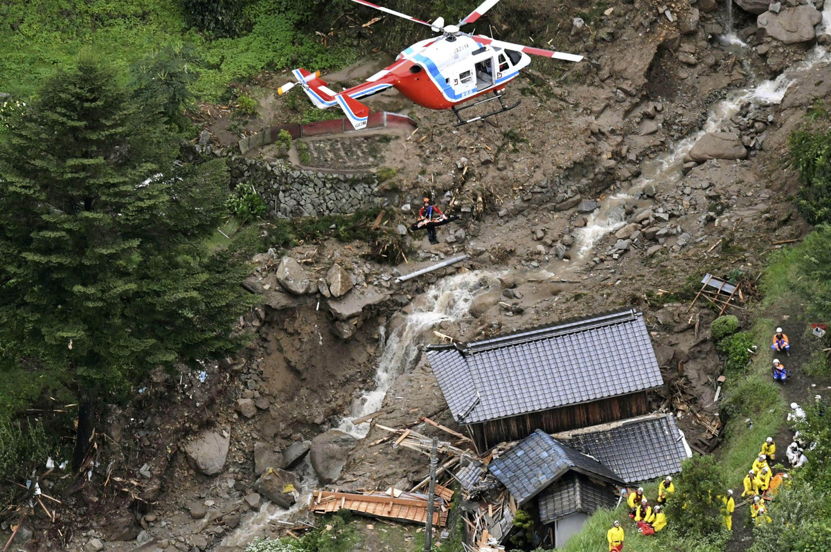 Trực thăng tham gia công tác cứu hộ sau một vụ lở đất ở Iwakuni, tỉnh Yamaguchi, ngày 7/7. Ảnh: Kyodo.