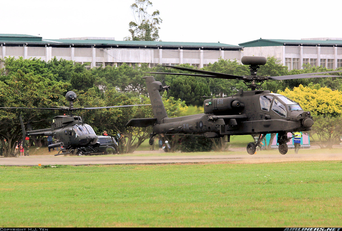 Vũ khí chính của AH-64E là pháo tự động M230 30 mm với 1.200 viên đạn. Ngoài ra, nó có thể mang tới 16 tên lửa dẫn đường chống tăng AGM-114R Hellfire 2. Ảnh: militaryaerospace.com.