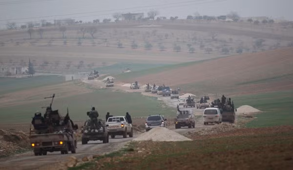 Quân đội Syria Tự do (FSA) đã để Quân đội Nga tiến vào các quận mà nhóm phiến quân này từng kiểm soát tại thành phố Daraa khi bắt đầu tiến trình hòa giải. Trong vòng 48 giờ tới, lực lượng FSA có thể sẽ giao nộp vũ khí hạng nặng và trung cho lực lượng cảnh sát quân đội Nga. Ảnh: FNA.