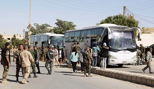 “Các tay súng HTS đã rời khỏi Daraa và mang theo trang thiết bị quân sự của chúng di chuyển về phía tỉnh Quneitra ở Nam Syria”, một nguồn tin chiến trường Syria tiết lộ. Ảnh: FNA.