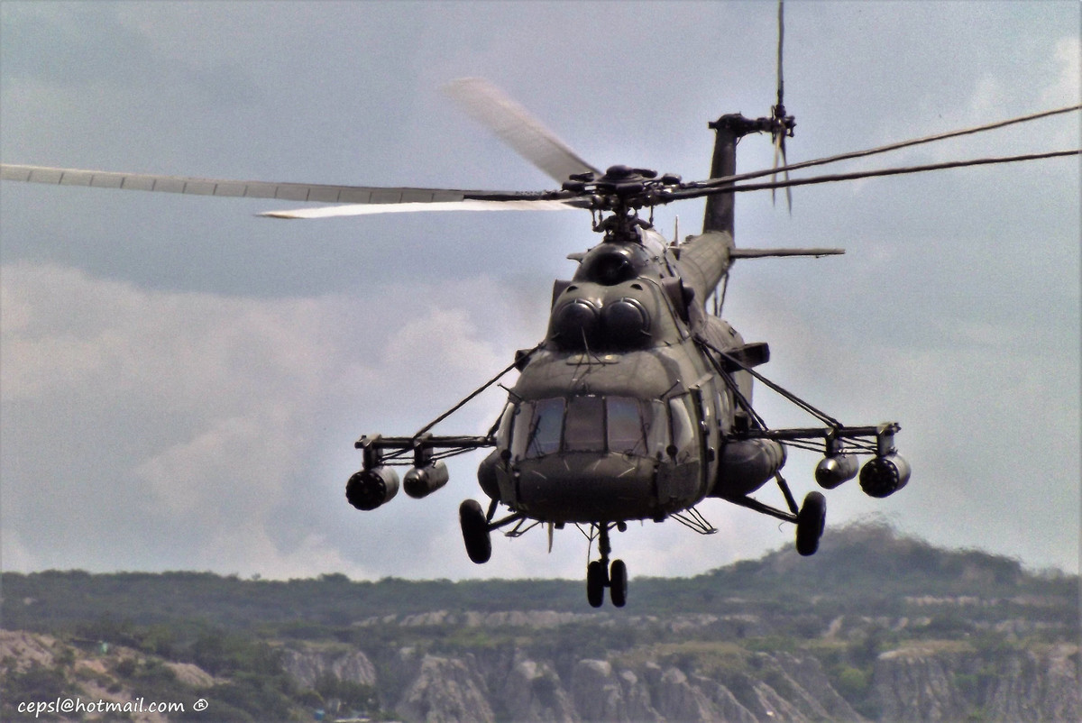 Buồng lái của Mi-17V5 được trang bị hệ thống điện tự tiên tiến gồm bốn màn hình đa năng (MFD), thiết bị quan sát ban đêm cùng hệ thống lái tự động. Buồng lái được trang bị các thiết bị hiện đại giúp giảm khối lượng công việc của các phi công. Ảnh: Youtube.