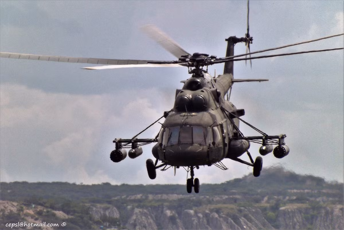 Buồng lái của Mi-17V5 được trang bị hệ thống điện tự tiên tiến gồm bốn màn hình đa năng (MFD), thiết bị quan sát ban đêm cùng hệ thống lái tự động. Buồng lái được trang bị các thiết bị hiện đại giúp giảm khối lượng công việc của các phi công. Ảnh: Youtube.