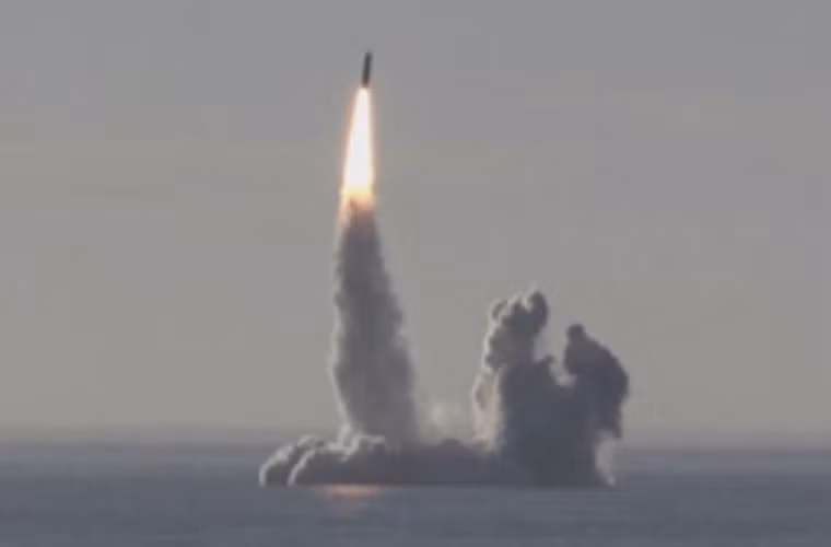 SLBM Bulava do Viện Công nghệ Nhiệt Moscow phát triển. Hai nhà thiết kế chính của dự án này là Yuri Solomonov (đến tháng 9/2010) và Alexander Sukhodolsky. Ảnh: AMN.
