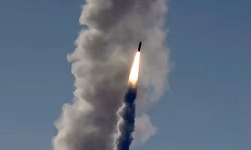 Hãng thông tấn TASS dẫn nguồn tin trong ngành công nghiệp quốc phòng Nga ngày 29/6 cho biết tổ hợp tên lửa D-30, gồm tên lửa đạn đạo liên lục địa phóng đi từ tàu ngầm (SLBM) R-30 Bulava (định danh NATO SS-NX-30 ), đã được chấp nhận biên chế cho Hải quân Nga sau các đợt thử nghiệm thành công năm 2018. Ảnh: TASS.