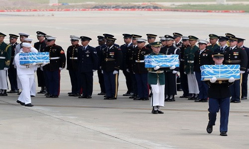 Chuyển hài cốt các binh sỹ Mỹ thiệt mạng trong cuộc Chiến tranh Triều Tiên từ máy bay quân sự C-17 tại Căn cứ Không quân Osan ở Pyeongtaek, cách thủ đô Seoul của Hàn Quốc khoảng 70km về phía nam ngày 27/7. (Ảnh: Yonhap/TTXVN)