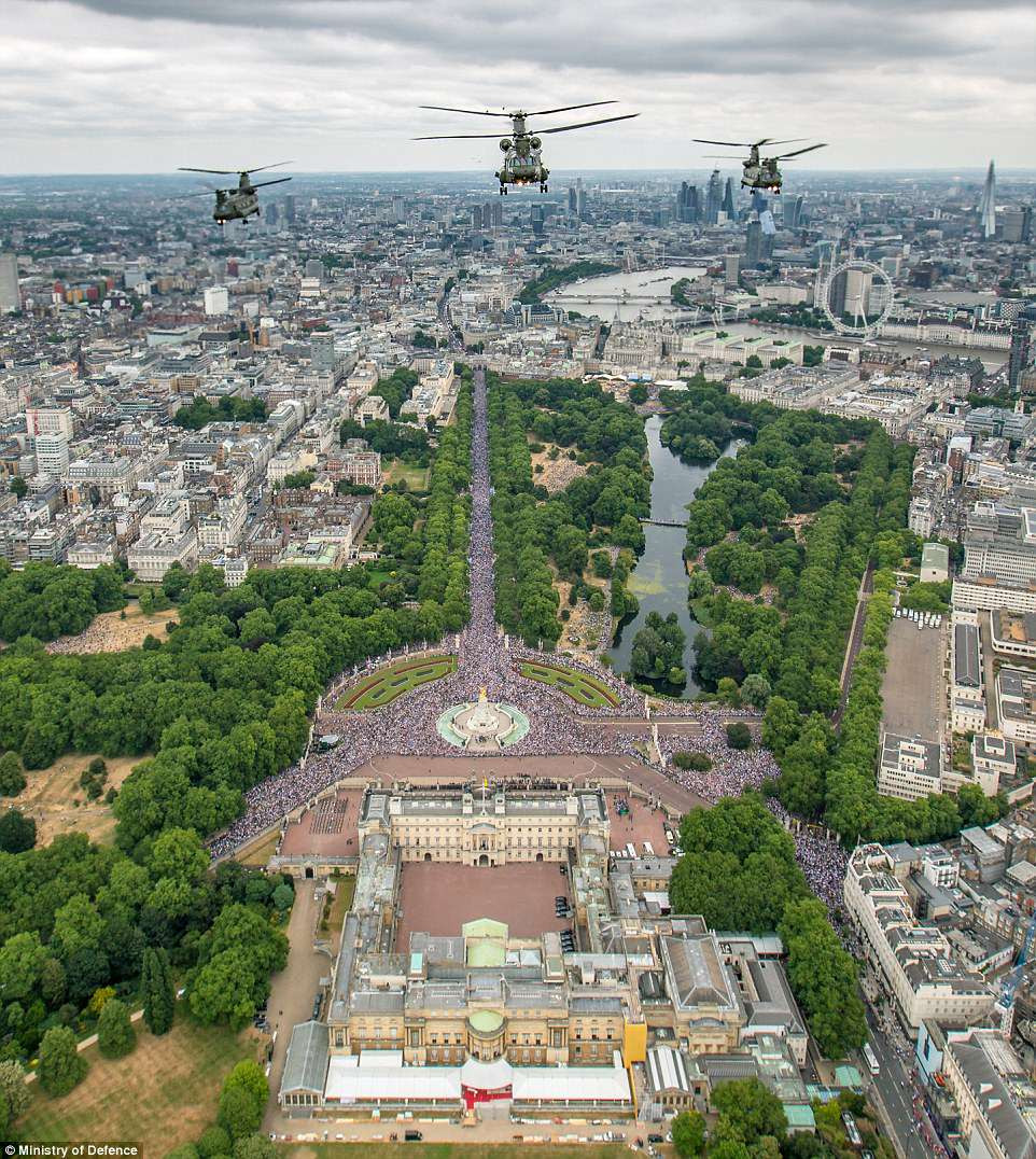 Trực thăng Chinook (ảnh) tham gia màn bay trình diễn kỷ niệm 100 năm Không quân Hoàng gia Anh.