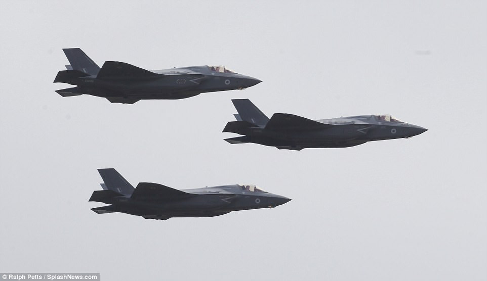 Tiêm kích tàng hình F-35A Lightning lần đầu “ra mắt” công chúng Anh, đây cũng là chiến đấu cơ tàng hình đầu tiên của nước Anh.