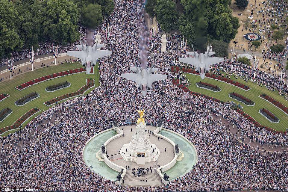 Các chiến đấu cơ mới của Không quân Hoàng gia Anh, tiêm kích F-35 Lightning, cũng tham gia vào màn trình diễn kỷ niệm Không quân Anh 100 tuổi.