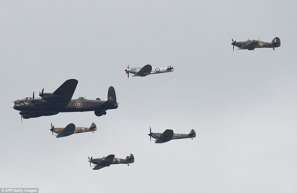Tiêm kích Spitfire, Hurricane và cả máy bay ném bom Lancaster, những chiến thần một thời của Không quân Hoàng gia Anh “tung cánh” trên bầu trời London ngày 10/7.