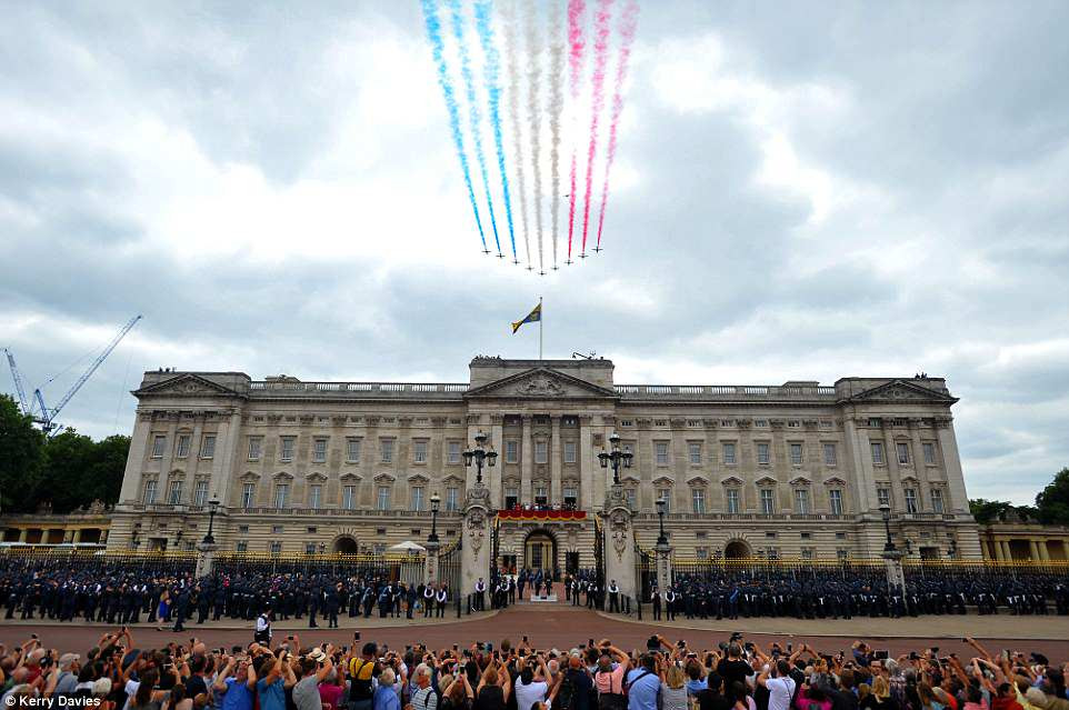 Phi đội Red Arrows bay qua Cung điện Buckingham khi Nữ hoàng Anh Elizabeth II và các thành viên khác trong gia đình Hoàng gia Anh đứng theo dõi trên ban công cung điện.