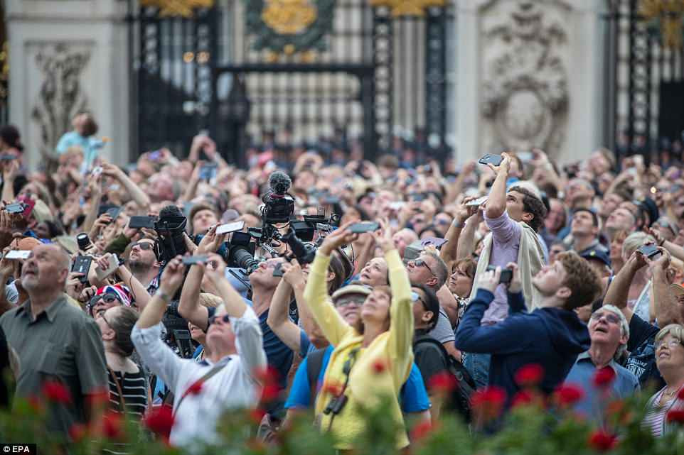 Rất đông người lấy điện thoại chụp lại khoảnh khắc tuyệt đẹp này.