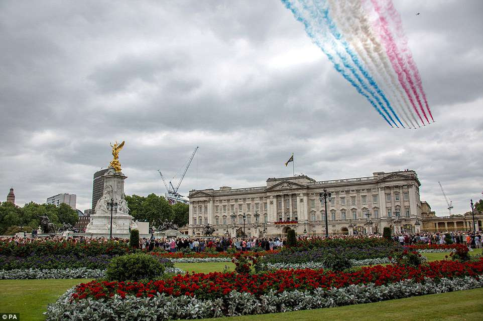 Phi đội gồm 9 chiếc Red Arrows bay qua Cung điện Buckingham.