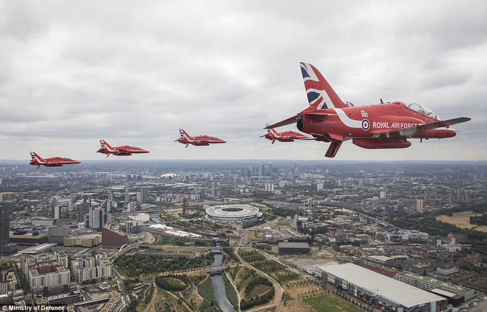 Bức ảnh này được một nhiếp ảnh gia trên chiếc phi cơ của đội Red Arrows chụp khi những chiếc máy bay Không quân Hoàng gia Anh bay qua Công viên Olympic ở Stratford, phía đông London.