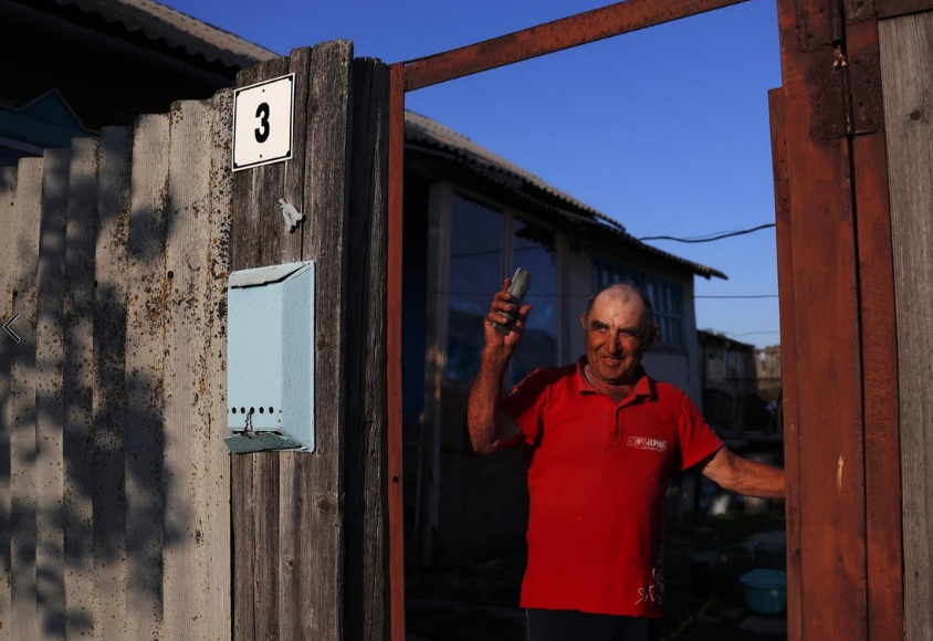 Người đàn ông này ra mở cổng khi đang xem dở trận đá bóng của mùa giải World Cup 2018.