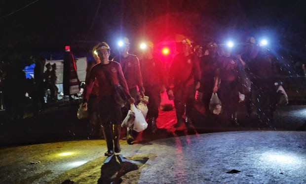 Các em nhỏ được trang bị mặt nạ dưỡng khí và được dẫn qua các lối đi trong hang bằng dây thừng. Đến những đoạn đường hẹp khó đi trong hang, các em sẽ có sự hỗ trợ trực tiếp của thợ lặn. Ảnh: Getty.