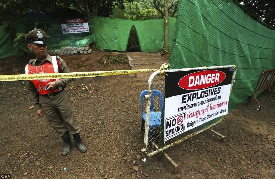 Trước đó cùng ngày, chính quyền Thái Lan đã cho sơ tán khu vực xung quanh hang Tham Luang để chuẩn bị cho “hoạt động cứu hộ”. Ảnh: AP.