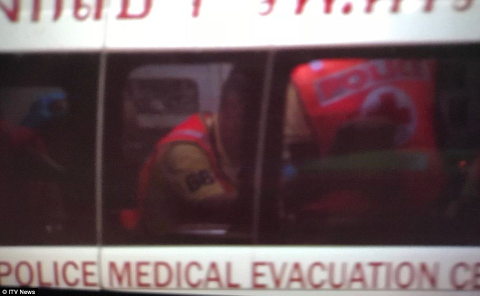 Bốn bé trai đầu tiên được chăm sóc trong xe cứu thương trong lúc chờ được đưa lên trực thăng tới bệnh viện hôm 8/7. Ảnh: ITV News.