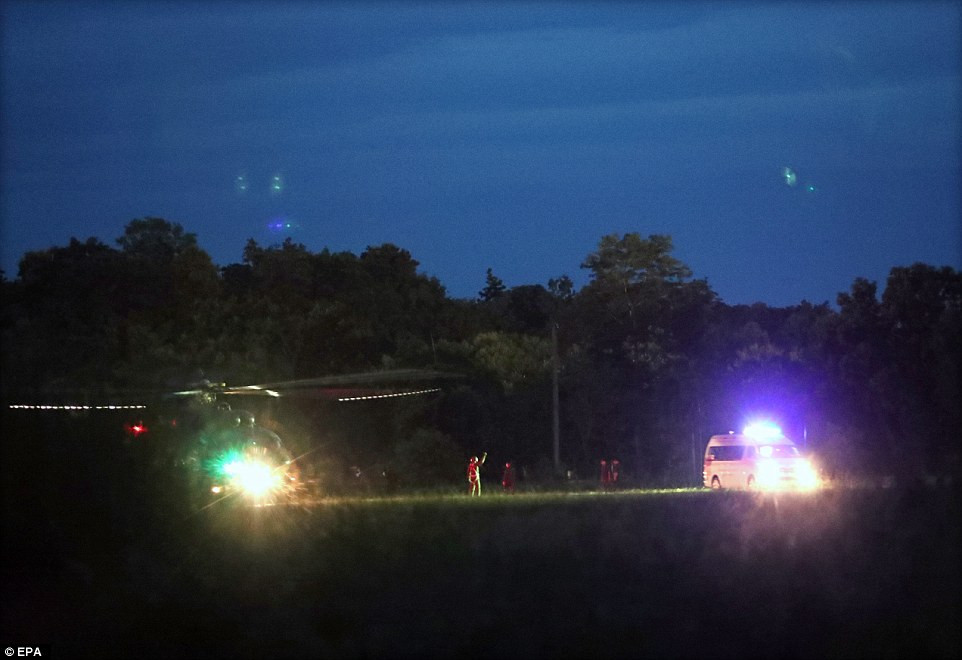 Hoạt động giải cứu 8 cầu thủ nhí và huấn luyện viên còn lại trong hang Tham Luang dự kiến sẽ được nối lại vào khoảng 8h sáng 9/7. Đội cứu hộ cần đặt lại các bình oxy trong hang động trước khi tái khởi động cuộc giải cứu bởi họ đã sử dụng tất cả các bình oxy hôm 8/7. Ảnh: EPA.