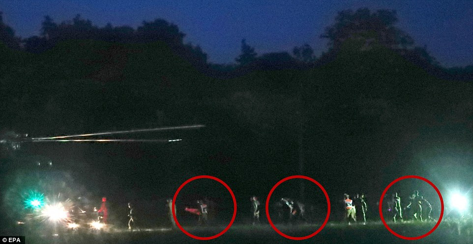 Đến 17h40 chiều 8/7, bé trai đầu tiên của đội bóng Thái Lan đã được đưa ra khỏi hang Tham Luang an toàn. Ba cậu bé tiếp theo lần lượt ra khỏi hang không lâu sau đó. Ảnh: EPA.