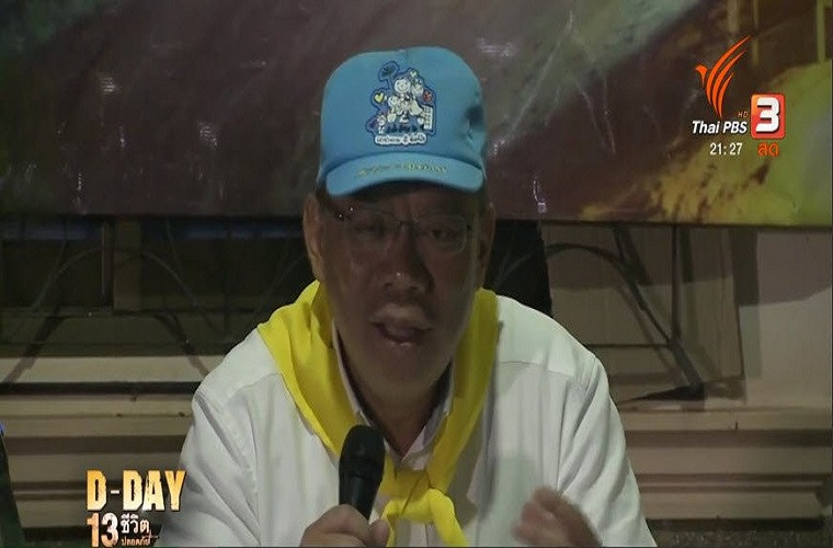 Tại cuộc họp báo lúc 21 giờ tối 8/7, Tỉnh trưởng tỉnh Chiang Rai Narongsak Osottanakorn xác nhận, 4 cầu thủ nhí đội bóng Thái Lan đã được giải cứu và được đưa thẳng tới bệnh viện. Tổng cộng, 90 thợ lặn đã tham gia vào nỗ lực giải cứu đội bóng này. Tiến độ giải cứu diễn ra nhanh hơn so với dự kiến khoảng 3 giờ đồng hồ nhờ mực nước trong hang xuống thấp. Ảnh: Twitter.