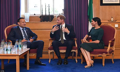 Thủ tướng Ireland Leo Varadkar trao đổi với Hoàng tử Harry và Công nương Markle trong cuộc hội đàm.