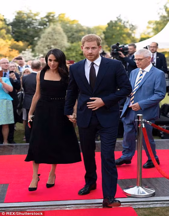 Được biết, sau khi hội đàm với Thủ tướng Ireland, cặp đôi Hoàng gia Anh đã tới thăm nơi ở của Đại sứ Anh tại Ireland.