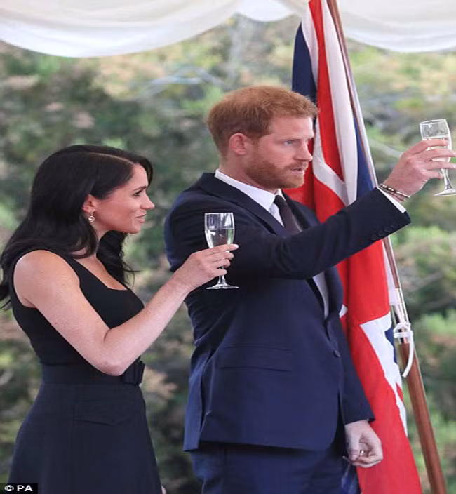 Hoàng tử Harry và Công nương Markle nâng cốc chúc mừng mối quan hệ tốt đẹp giữa Anh và Ireland.