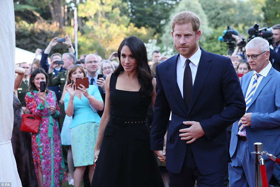 Hoàng tử Harry và Công nương Markle “tay trong tay” tới dự bữa tiệc được tổ chức tại tòa nhà Glencairn, nơi ở của Đại sứ Anh tại Ireland.