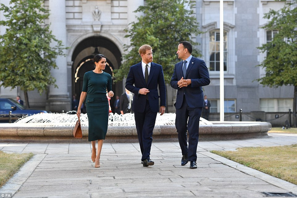 Công nương Markle và Hoàng tử Harry đã nhận được sự tiếp đón nồng hậu của Thủ tướng Ireland Leo Varadkar.