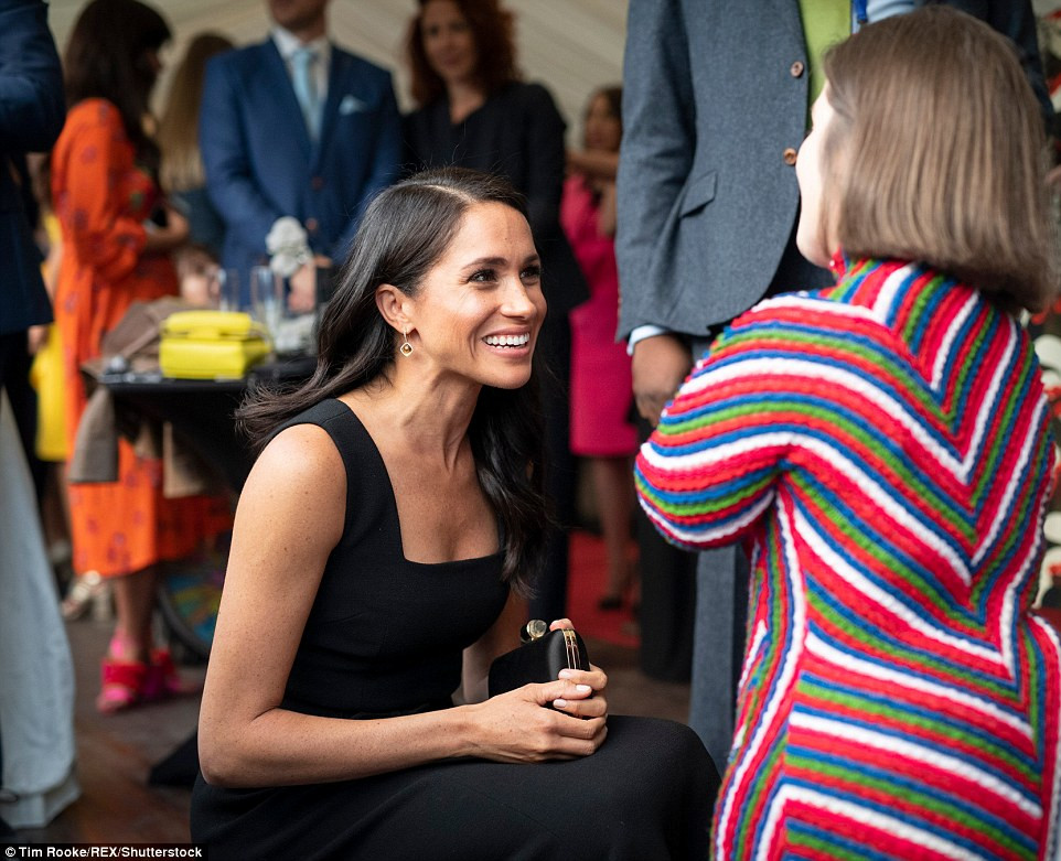 Công nương Meghan vui vẻ trò chuyện với nhà văn, học giả và phát thanh viên Sinead Burke.