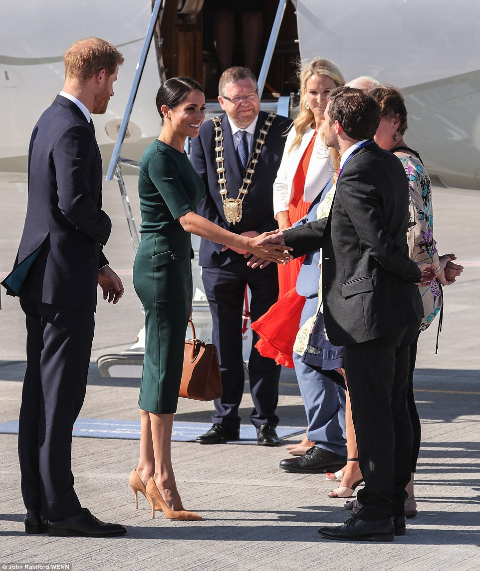 Theo Daily Mail, trong ngày 10/7, Công nương Markle và Hoàng tử Harry đã tới thủ đô Dublin (Ireland) trong chuyến công du nước ngoài đầu tiên kể từ sau đám cưới hôm 19/5. (Nguồn: Daily Mail)