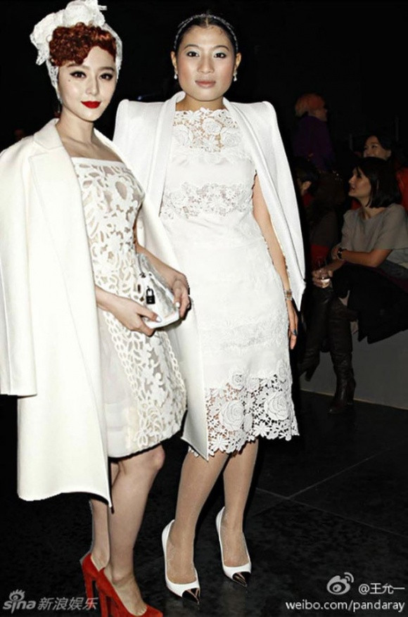 Việc quỳ gối chụp ảnh với công chúa Sirivannavari Nariratana chỉ dành cho người dân Thái Lan. Ngoài ra, những ngôi sao ở các nước khác vẫn có thể đứng ngang hàng khi chụp ảnh với công chúa. Trong ảnh là Phạm Băng Băng. Việc quỳ gối chụp ảnh với công chúa Sirivannavari Nariratana chỉ dành cho người dân Thái Lan. Ngoài ra, những ngôi sao ở các nước khác vẫn có thể đứng ngang hàng khi chụp ảnh với công chúa. Trong ảnh là Phạm Băng Băng.