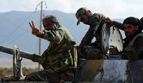 “Sau khi giành lại quyền kiểm soát Busra Al-Sham, Quân chính phủ Damascus không chỉ đảm bảo đường ranh giới tỉnh Sweida mà còn nắm quyền kiểm soát vùng nông thôn phía đông tỉnh Daraa lần đầu tiên kể từ khi các cuộc xung đột vũ trang bùng nổ tại Syria”, AMN đưa tin. Ảnh: FNA.