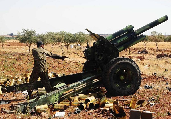 Hãng Fars (Iran) đưa tin, các binh sĩ Syria tiếp tục chiến dịch quân sự tại vùng “Tam giác Tử thần” ở Tây Bắc Daraa và Bắc Quneitra hôm 16/7, qua đó giành lại quyền kiểm soát thêm 4 khu vực chiến lược. Ảnh: FNA.