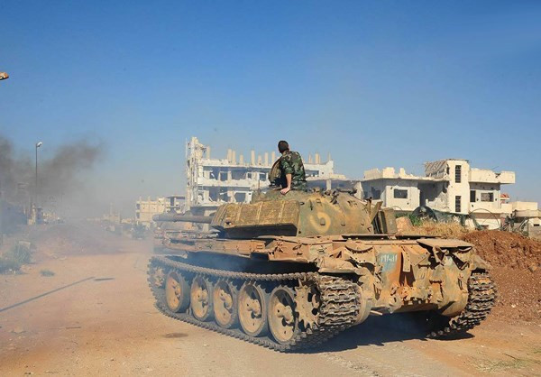 “Lực lượng chính phủ Damascus tấn công nhóm khủng bố ở Tây Bắc Daraa và giành lại quyền kiểm soát khu Khirbet al-Maliheh dọc con đường nối hai ngôi làng Kafr Shams và Aqraba. Binh sĩ Syria tiếp tục tiến đánh và giải phóng ngôi làng Kafr Shams, rồi sau đó tiến vào làng Aqraba và thị trấn al-Harra sau khi các tay súng phiến quân đầu hàng”, nguồn tin cho hay. Ảnh: FNA.