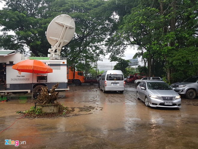 Bất chấp trời mưa, đợt 3 chiến dịch giải cứu đã khởi động. Ảnh: Vũ Mạnh.