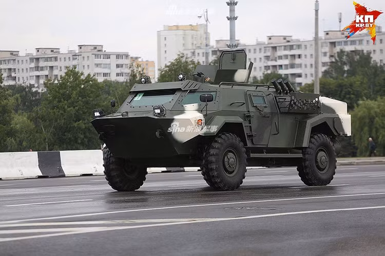 Xe bọc thép Cayman có trọng lượng 7 tấn với chiều dài 6 mét, rộng 2,82 mét và cao 2,07 mét. Ảnh: Sina.