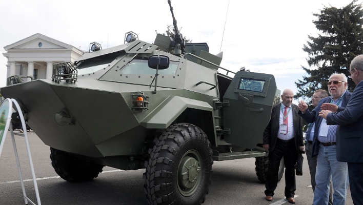 Cayman có kíp chiến đấu 3 người và có thể chở theo 6 binh sĩ. Trang Defense Aerospace dẫn lời Giám đốc điều hành của Nhà máy sửa chữa số 140 Alexander Churyakov cho biết, loại xe bọc thép này đang được sản xuất hàng loạt. Ảnh: TASS.