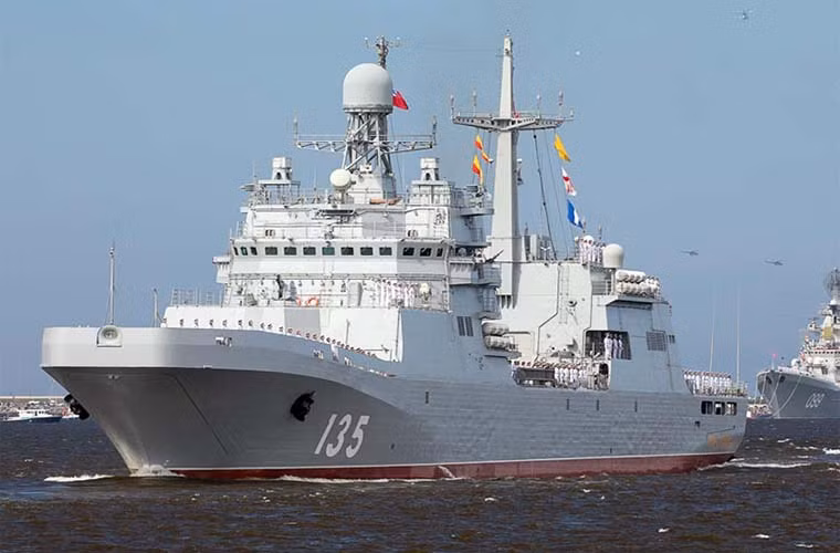 “Tàu đổ bộ tấn công Ivan Gren và Korolev đã hoàn thành hành trình từ thành phố Baltiysk và tới Kronstadt để tham gia buổi lễ diễu hành vào ngày 29/7 tại thành phố St. Petersburg và Kronstadt”, trích thông báo của Bộ Quốc phòng Nga. Ảnh: Tàu đổ bộ Ivan Gren. Ảnh: militaryfactory.