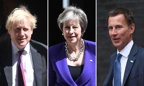 Ngày 9/7, Thủ tướng Theresa May (giữa) đã bổ nhiệm ông Jeremy Hunt (phải) làm Ngoại trưởng Anh, thay thế cho ông Boris Johnson - người vừa từ chức để phản đối kế hoạch thiết lập mối quan hệ thương mại mật thiết với Liên minh Châu Âu (EU) sau khi Anh rời khỏi khối này. Ảnh: BBC.