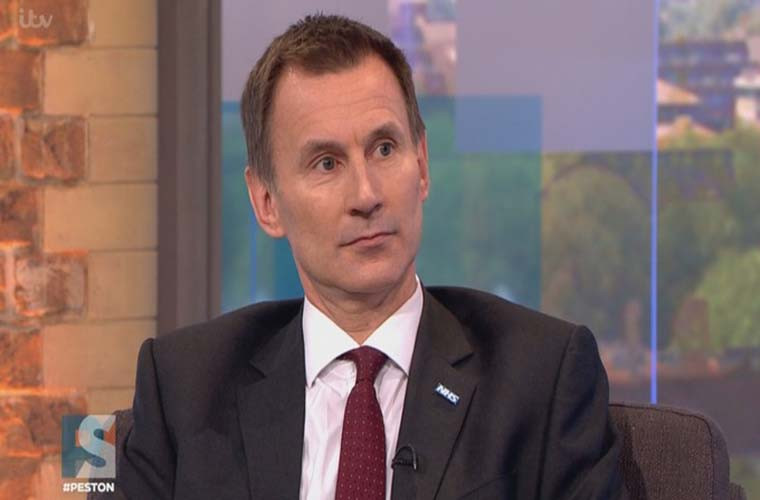 Ngày 4/9/2012, ông Jeremy Hunt được bổ nhiệm làm Bộ trưởng Y tế. Như vậy, tính đến thời điểm được bổ nhiệm làm Ngoại trưởng Anh hôm 9/7 vừa qua thì ông Jeremy đã giữ chức Bộ trưởng Y tế được hơn 5 năm rưỡi và đây là một nhiệm kỳ dài nhất trong những Bộ trưởng Y tế của Anh từ trước tới nay. Ảnh: ITV.com. Mời độc giả xem thêm video: Thị trường quốc tế trong tình trạng hỗn loạn vì Brexit năm 2016 (Nguồn: VTC14)