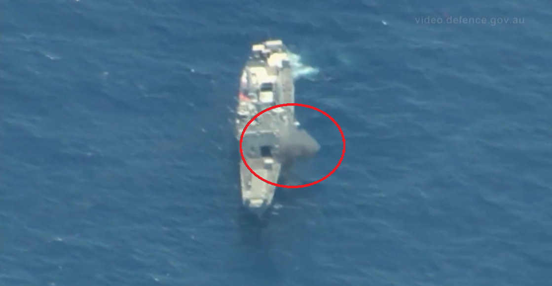 “Vụ phóng thử ATM-84J Harpoon thành công là nhờ nỗ lực của đội ngũ nhân viên và các chuyên gia”, Bộ trưởng Quốc phòng Australia Hon Marise Payne phát biểu. Trong khi đó mục tiêu của quả tên lửa là tàu vận tải USS Racine (LST-1191) của Hải quân Mỹ, một trong nhiều mục tiêu giả định trong đợt tập trận RIMPAC lần này. Ảnh: Không quân Australia.