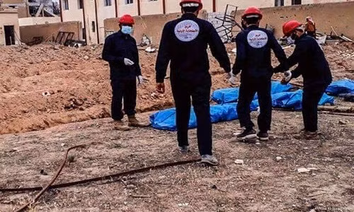 Một hố chôn tập thể tại Raqqa, Syria. Ảnh: Twitter.